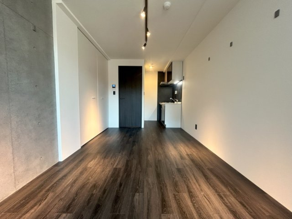 照明の向きを調節して、飾ったアイテムを照らすのも素敵です。