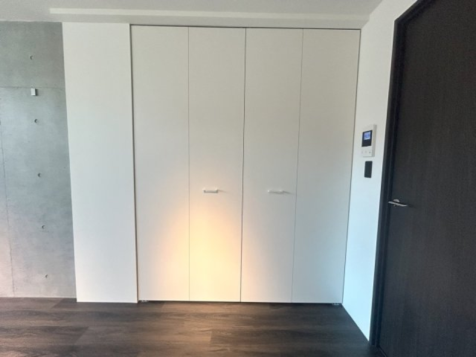 収納はこちらに。良い意味で目立たないデザインがポイント高い。