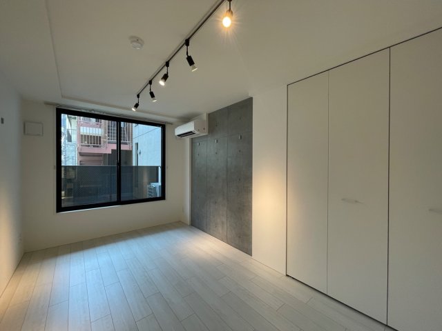 奥の壁際にベッドを置くと収まりがよさそう。