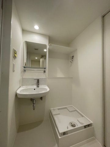 パウダールームもデザイン性高め。フチ無しの鏡が素敵ですね。