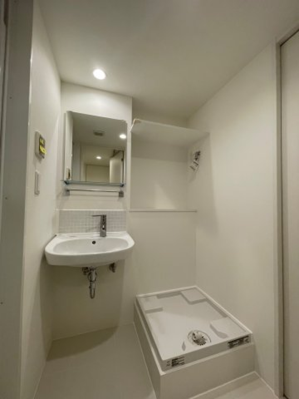 パウダールームもデザイン性高め。フチ無しの鏡が素敵ですね。