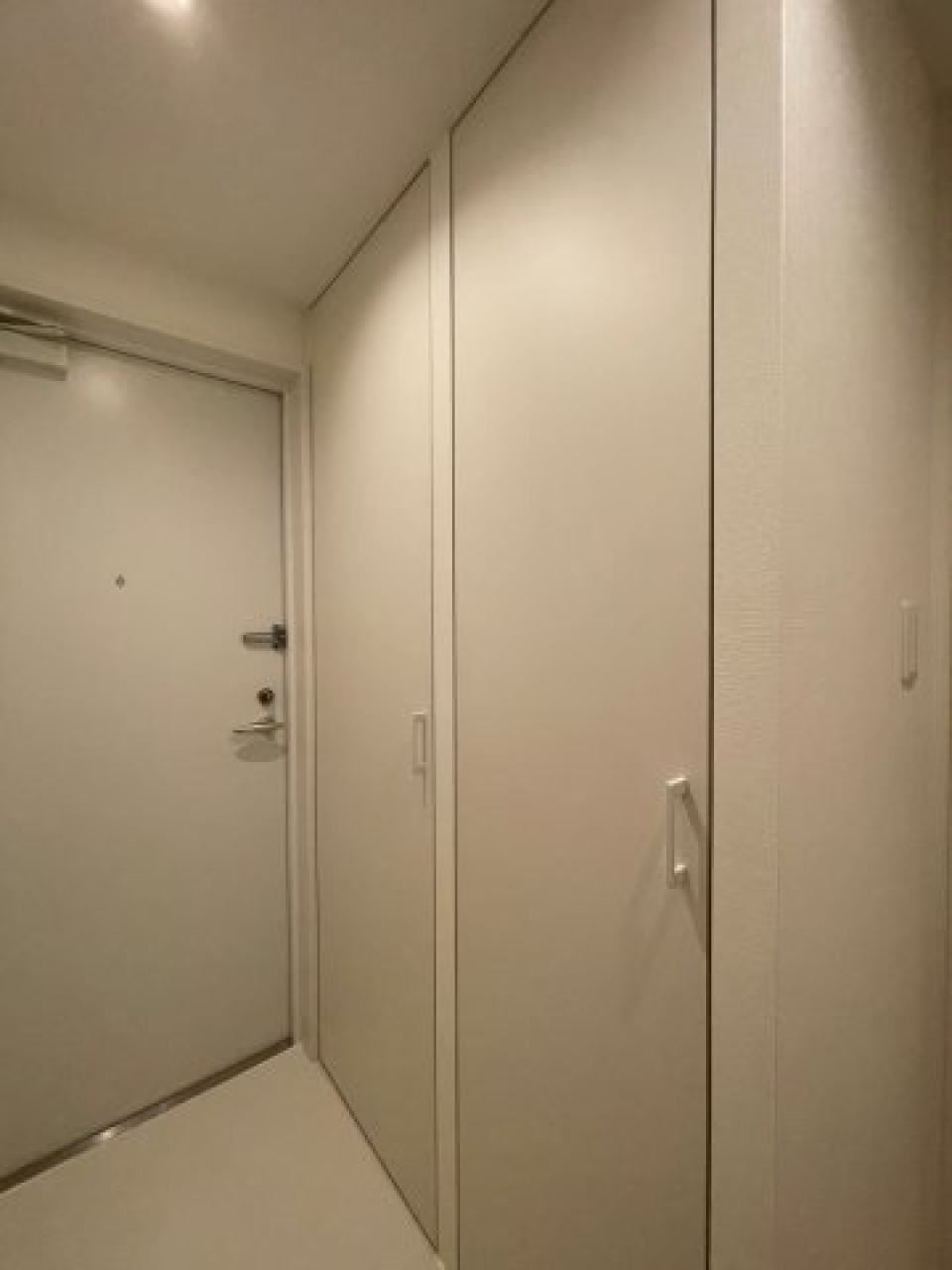 玄関もホワイト！シンプルでスッキリしています。