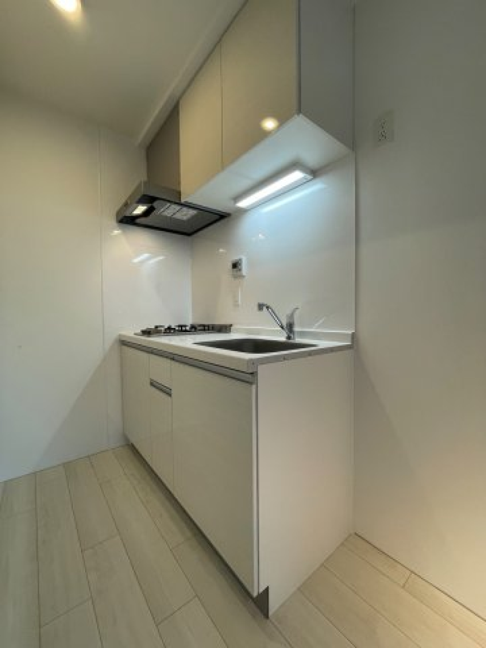 キッチンもホワイト！収納も多めです。