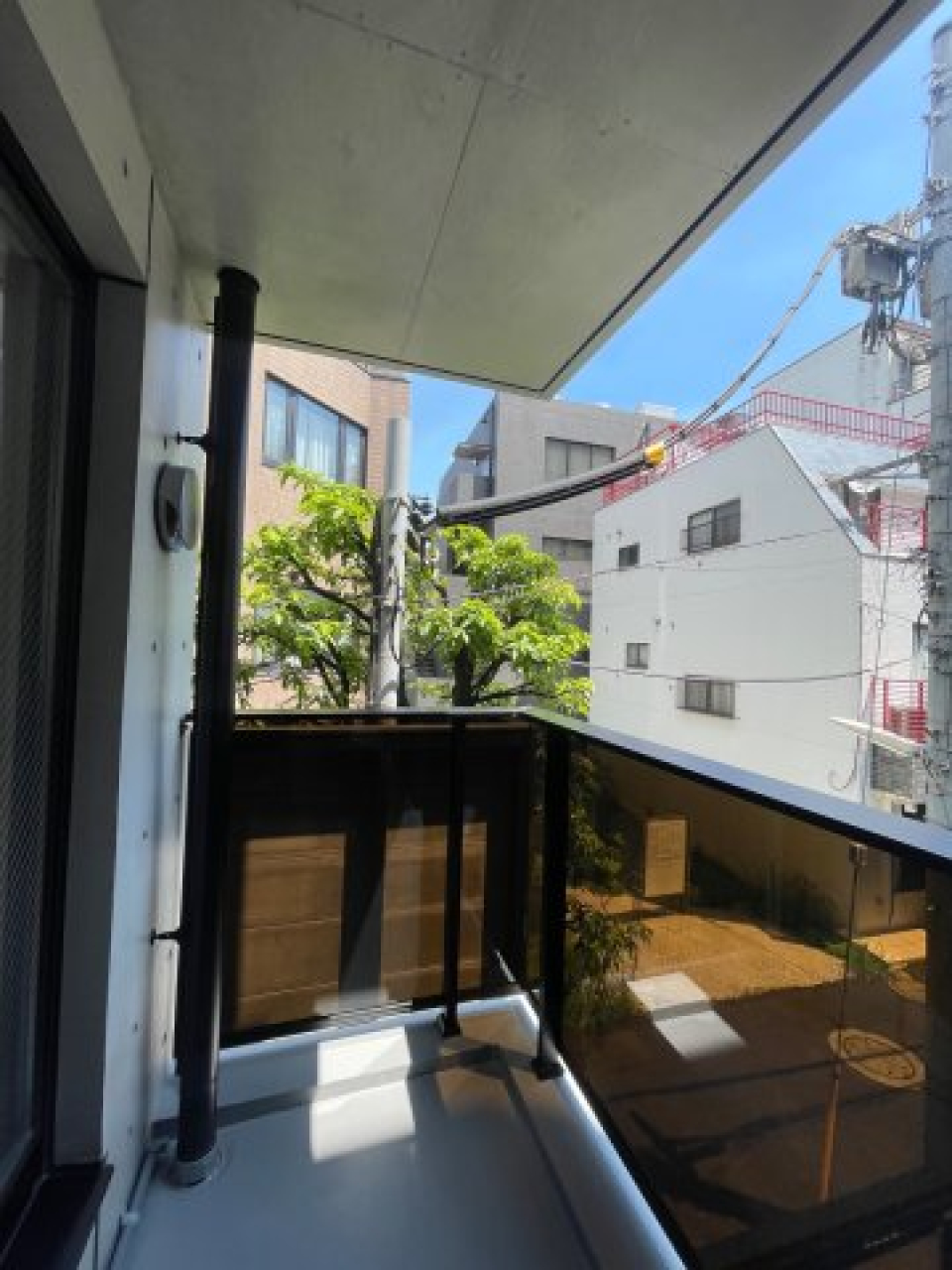 角に植物を置いても素敵ですね！