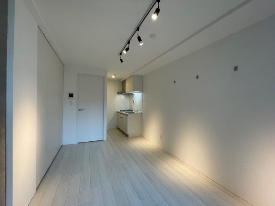 アートや小物を飾り、それを照らすように照らすのも素敵です。