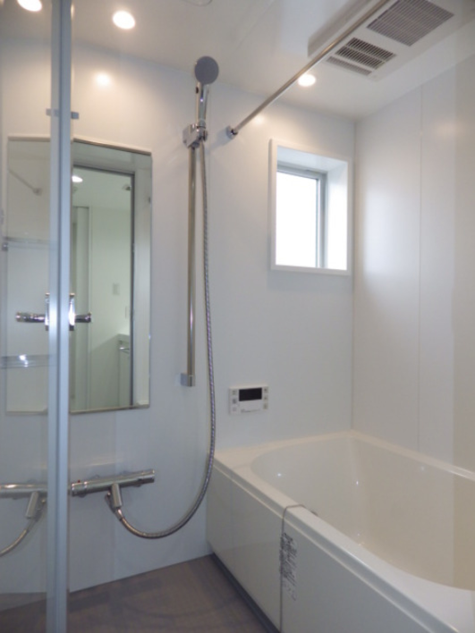 お風呂はゆったり浸かれるサイズ。