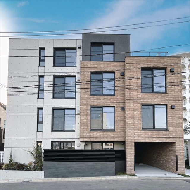 窓が規則的に並んだ可愛い外観です。