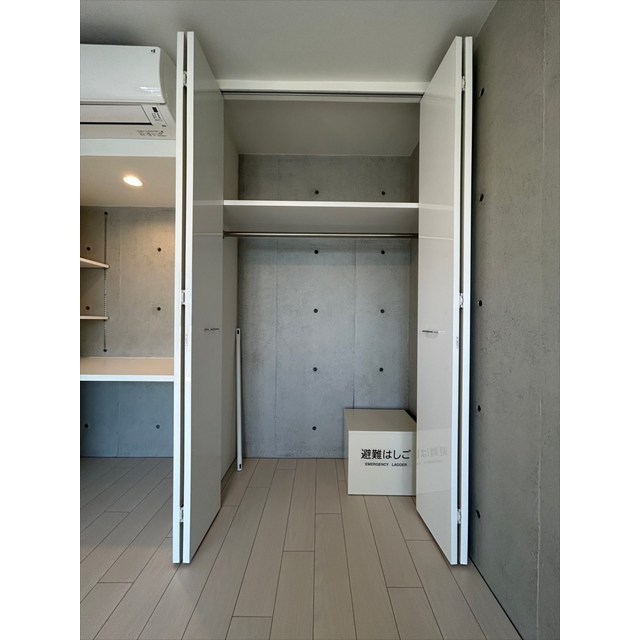 お隣にもう一つ収納が。こちらは衣類をまるっとしまえそうです。