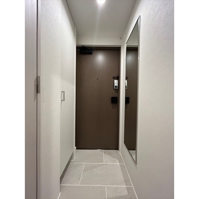 玄関はスッキリした空間。鏡で身だしなみチェックも◎