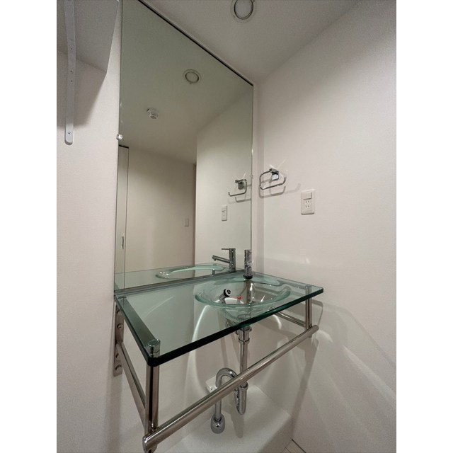 ガラスの洗面台に、お気に入りのスキンケアを並べてみても素敵&hellip;！