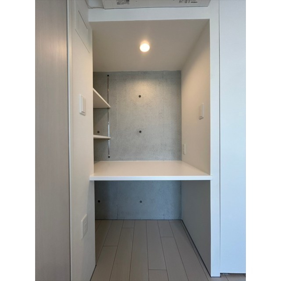 収納は上下に分かれていて、キャリーなど大きなものも収納しやすそう！