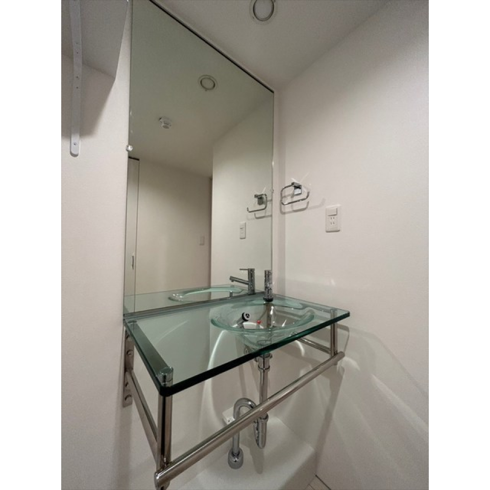 ガラスの洗面台に、お気に入りのスキンケアを並べてみても素敵…！