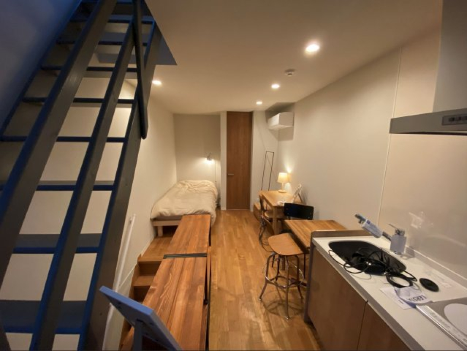 左手の黒い階段が、屋上へ続いています。