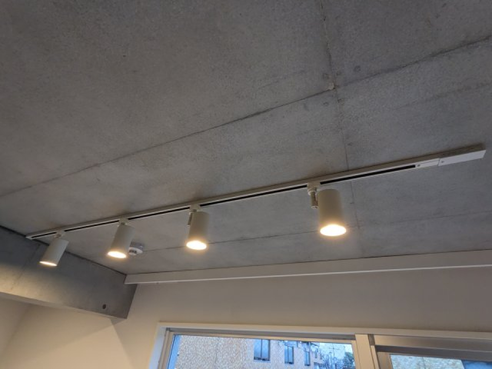 照明はレール上を動かせる＆付け足せます。