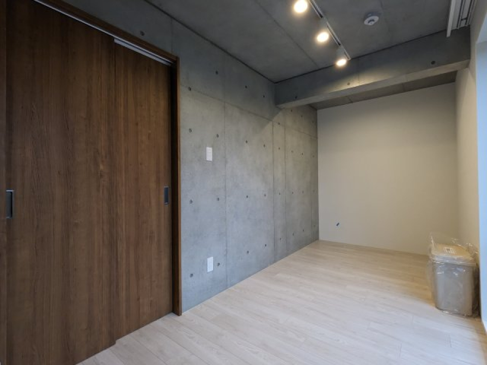 あっちの壁側はソファを置いてくつろぎスペースにしても良さそう。