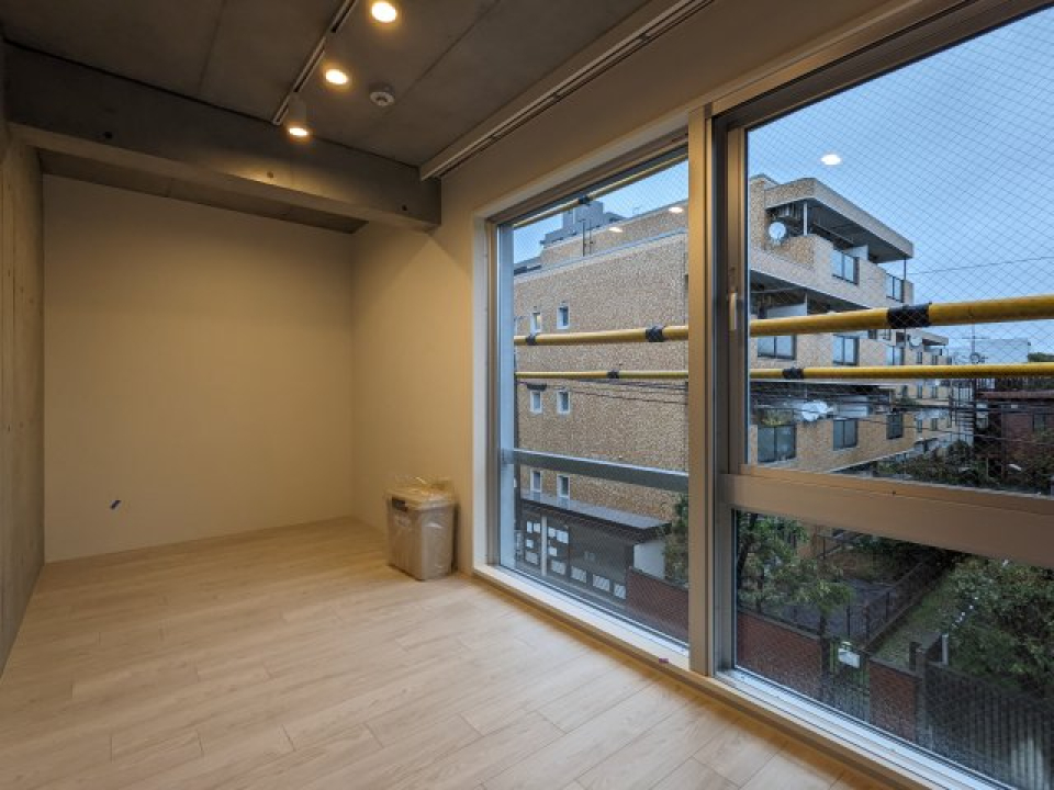 温かいお家で大きな窓から雨の景色を眺めてみたり。