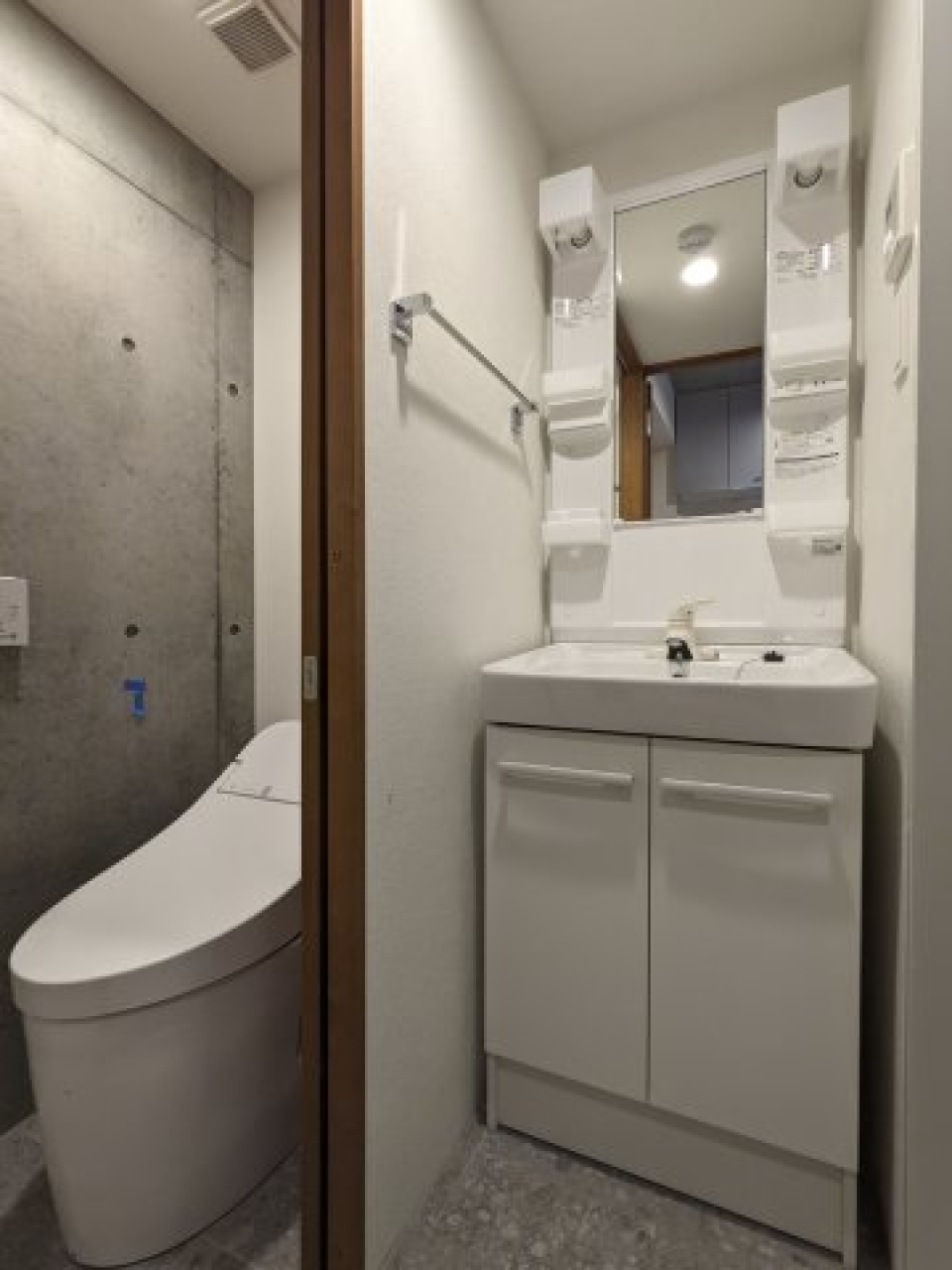 パウダールームはコンパクトですが設備は十分。