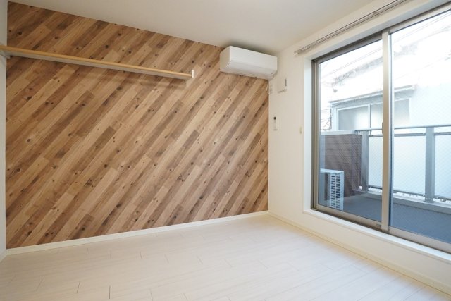 斜めの木目がお部屋のアクセントに！