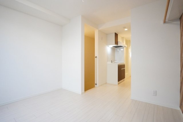 ベッドは左手の壁側かな。