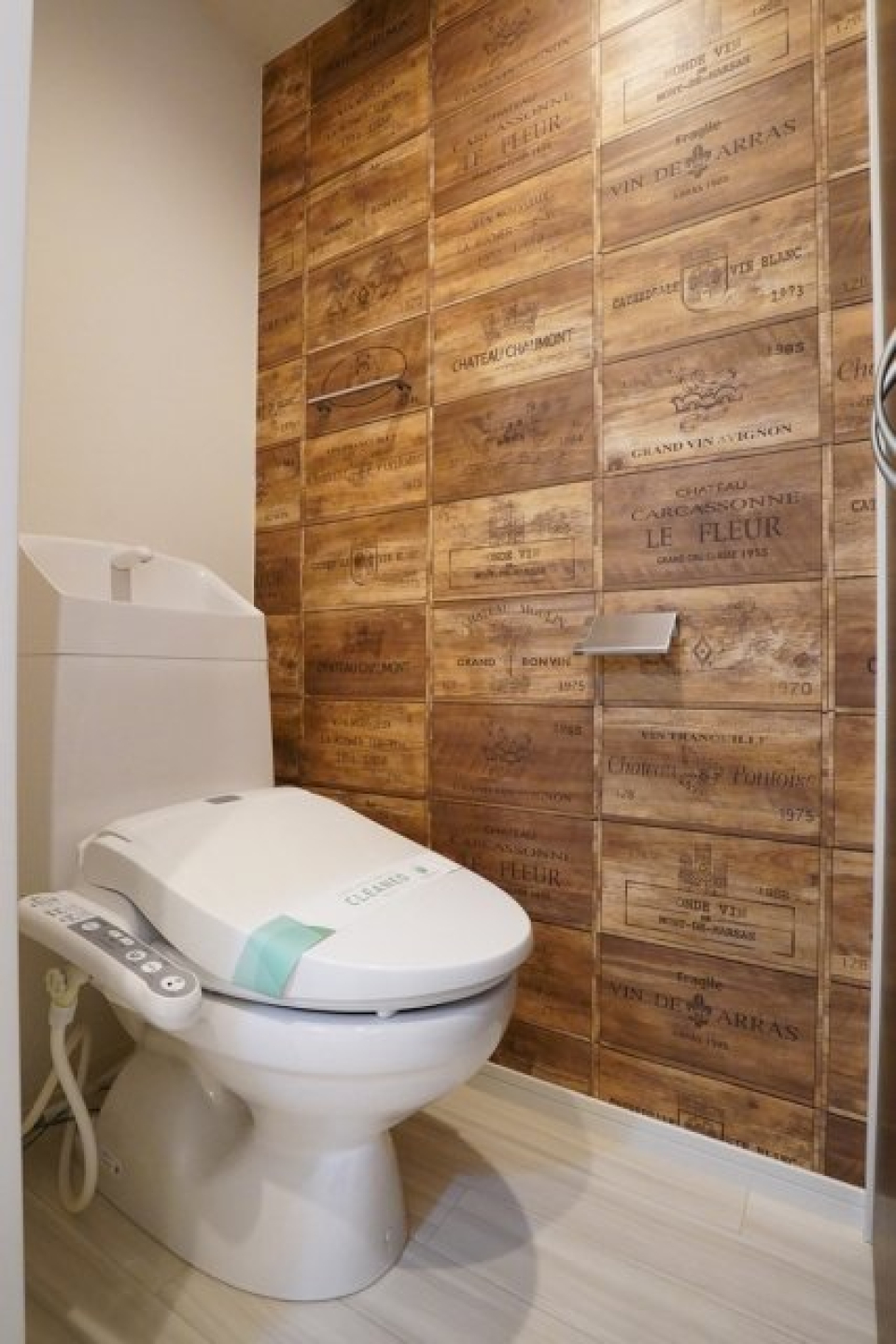 壁の木箱デザインが可愛い！