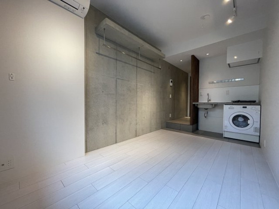 収納はオープンタイプ。ラックにお洋服をかけましょう。