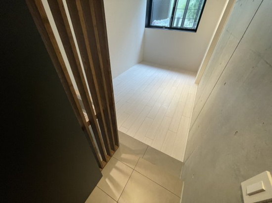 廊下から居室へは一段下がっています。