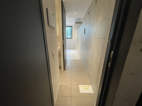 廊下の床材は居室と異なっていて、それがまた良い。