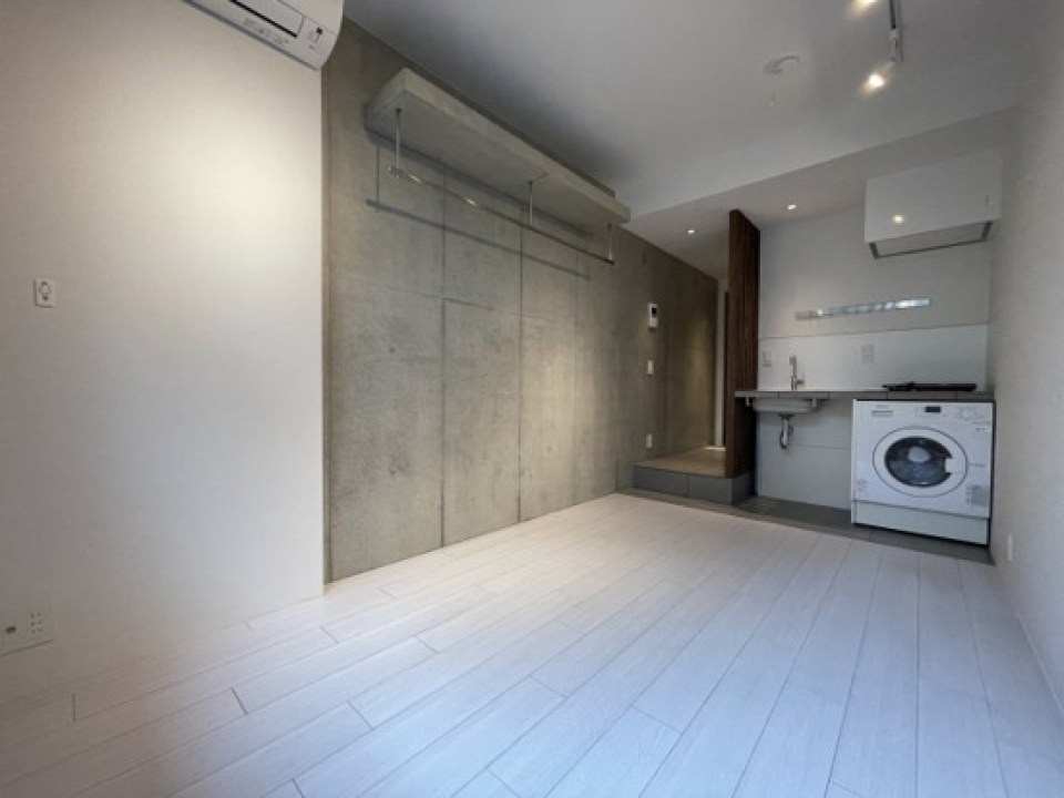 収納はオープンタイプ。ラックにお洋服をかけましょう。