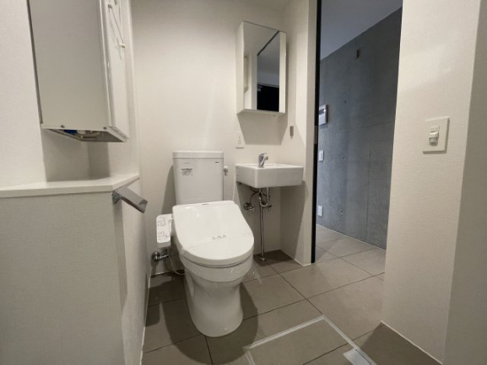 洗面スペースもスタイリッシュ！トイレと同室です。