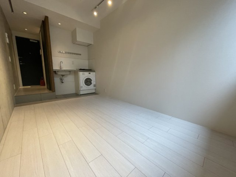 キッチンの背面に冷蔵庫を置きます。