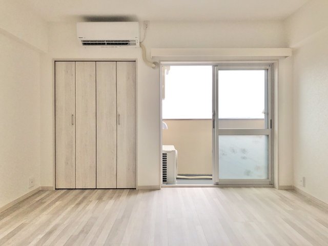 白をベースに落ち着いた上品な色味でまとまっています。