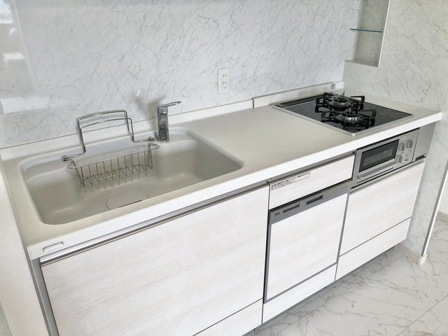 こんな素敵なキッチンなら、電子ケトルじゃなくてポットを火にかけてお湯を沸かしてみたり。