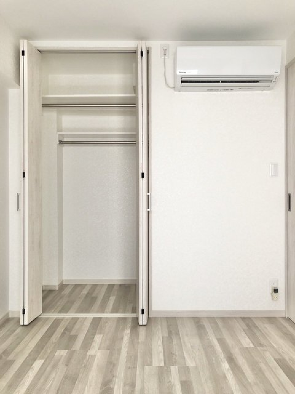 寝室側にも奥行きのあるクローゼットがありました。