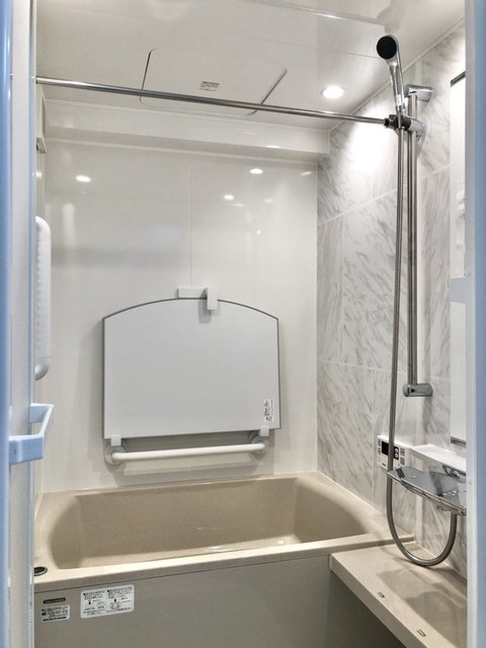 お風呂の壁の模様も上品さを引き立てています。