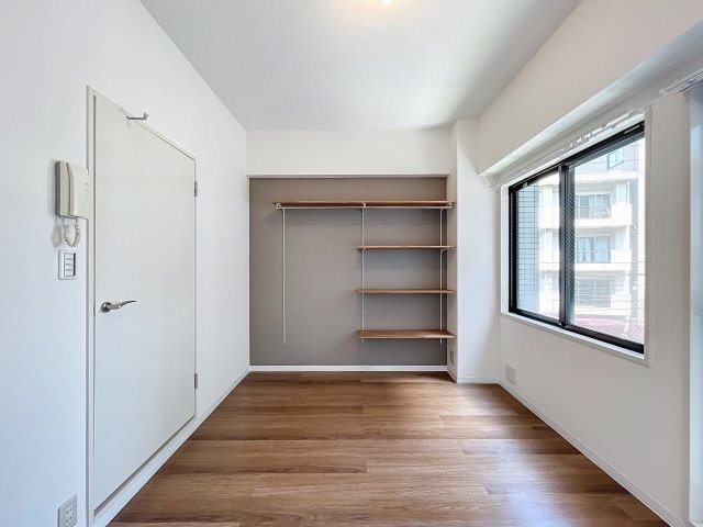 お部屋全体はコンパクトなので、1つで何役もこなす家具を揃えると◎