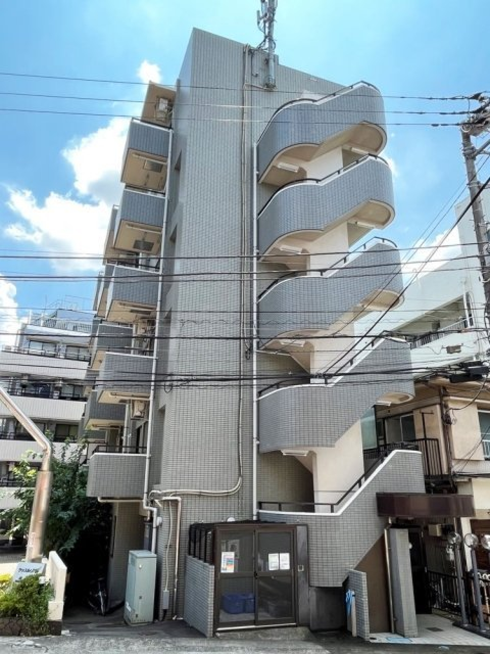 グレーのタイルっぽい外観が可愛い！