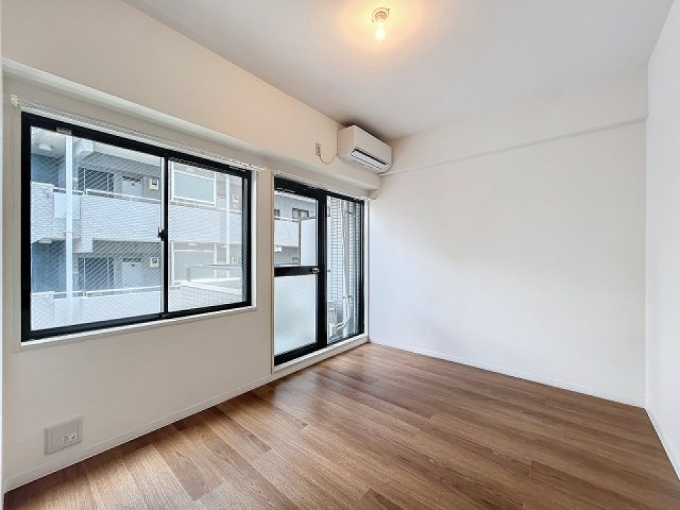 白い壁側にベッドかな。サイドテーブルがあると便利そうです。