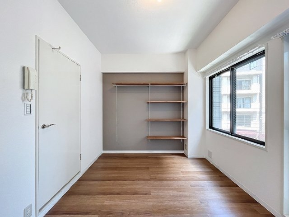 お部屋全体はコンパクトなので、1つで何役もこなす家具を揃えると◎