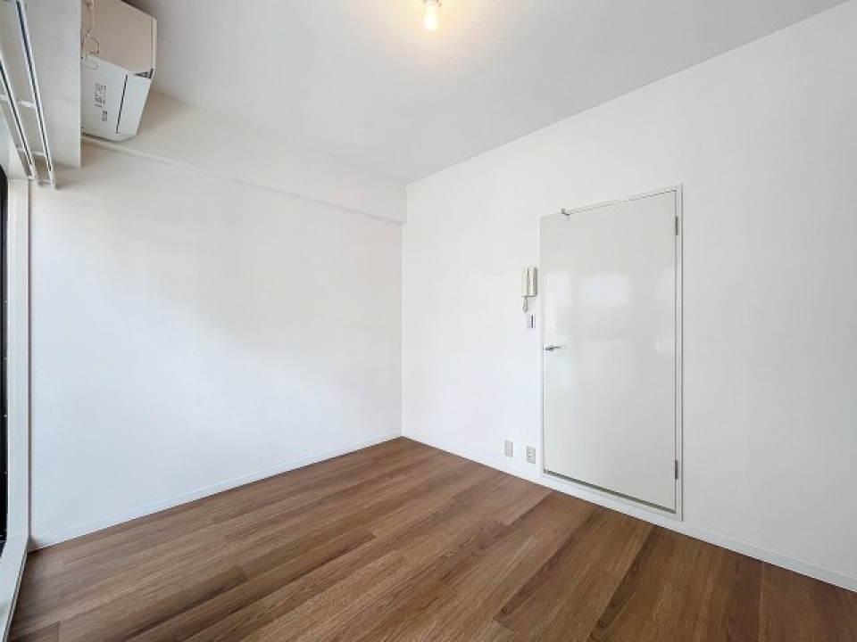 キッチンへ続く扉は壁と同じホワイトです。