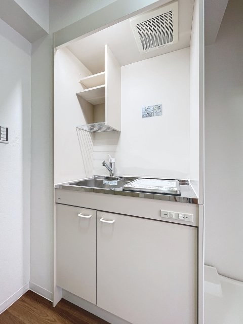 キッチンはコンパクトなので、ワゴンなどあると便利そう。