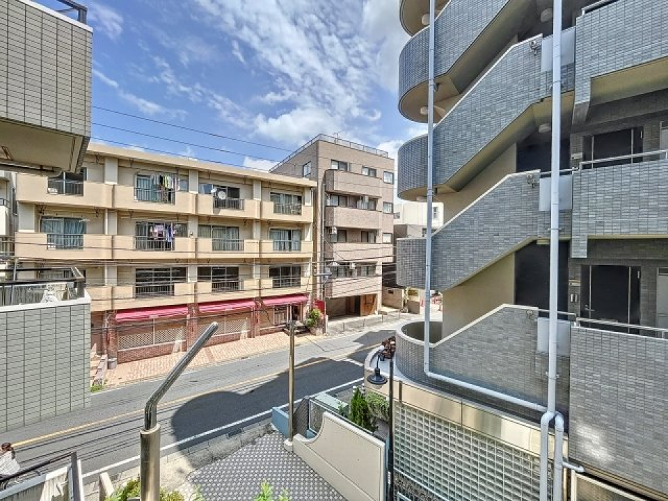 周囲に建物はありますが、青空も覗く景色です。