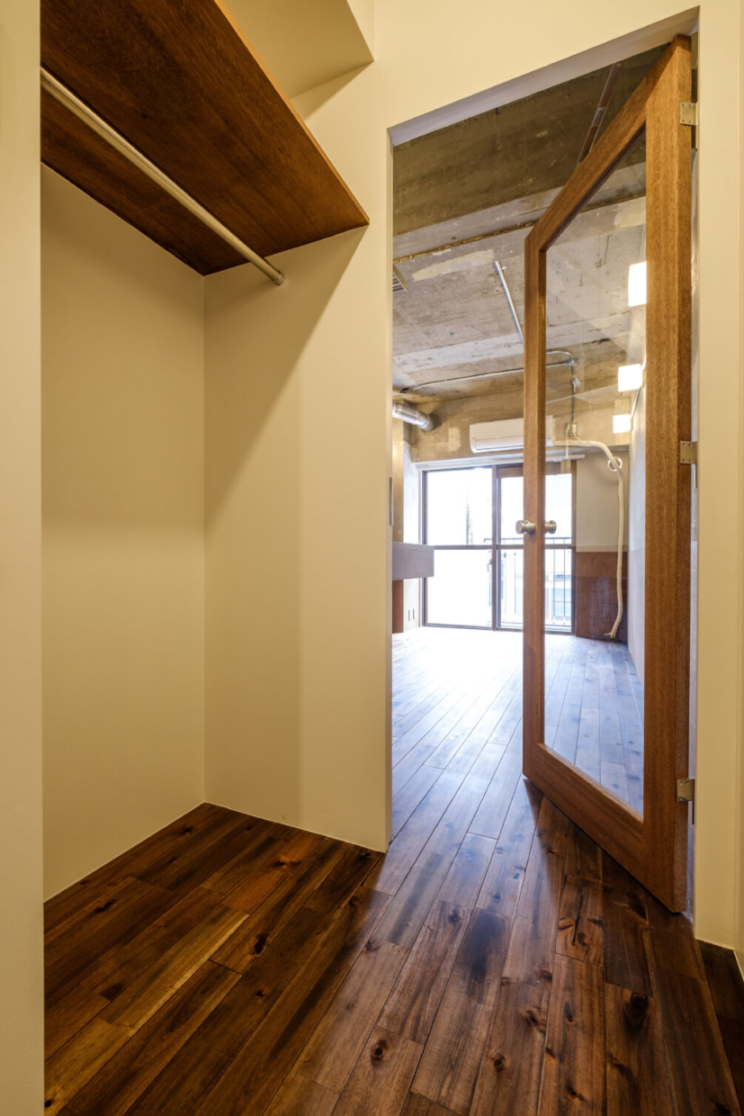 クリアなガラス扉を抜けると廊下にクローゼットがあります