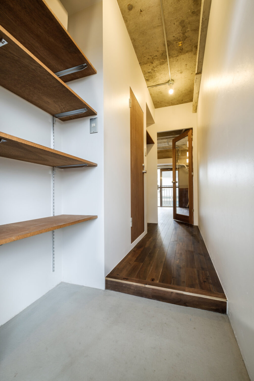 玄関には可動棚があり、靴も雑貨もお好みで飾ってみてください