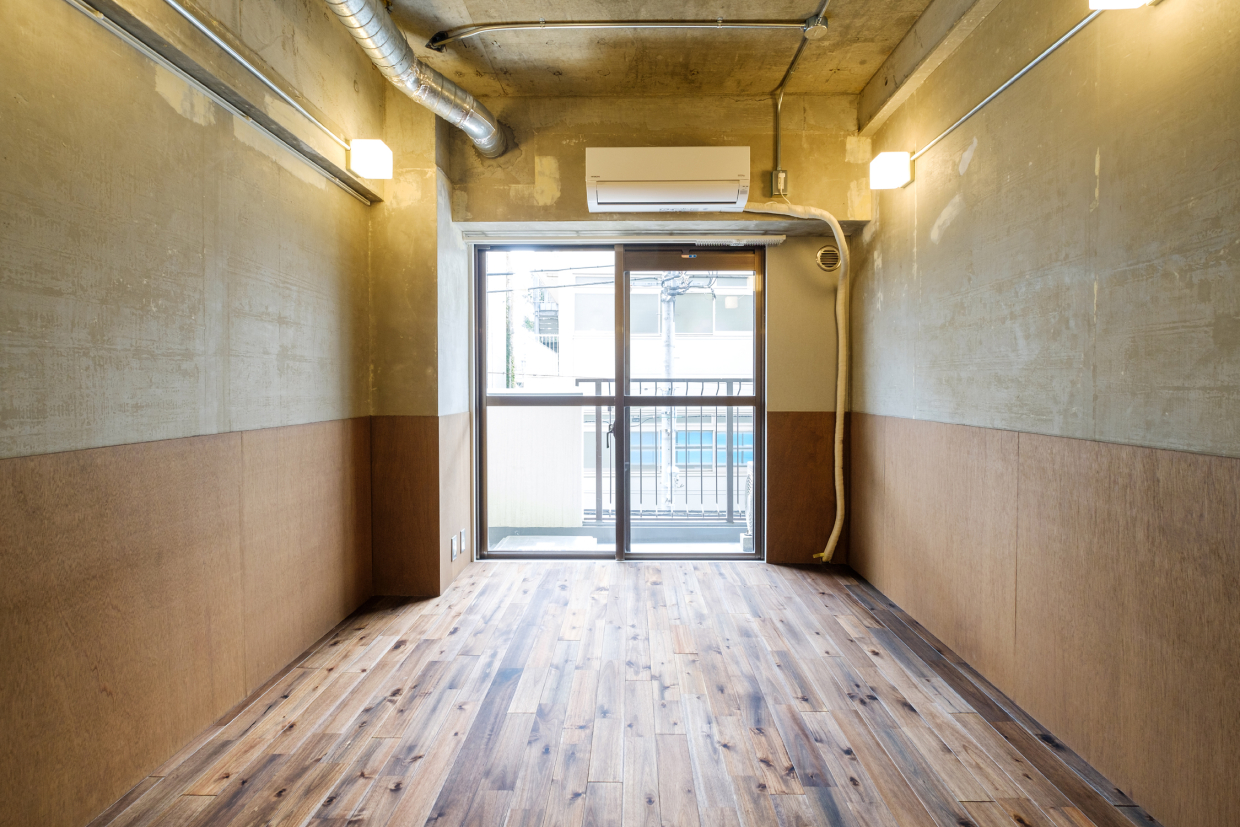 ダークブラウンのオイル染色を施した重厚感のある無垢フローリング