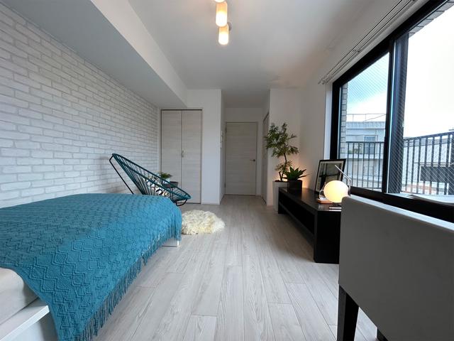 ベッドを置いてもゆとりある広さ。※写真は同タイプ住戸です。