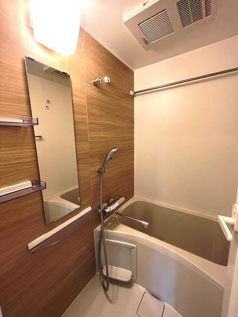お風呂はウッディで落ち着く雰囲気。※写真は同タイプ住戸です。