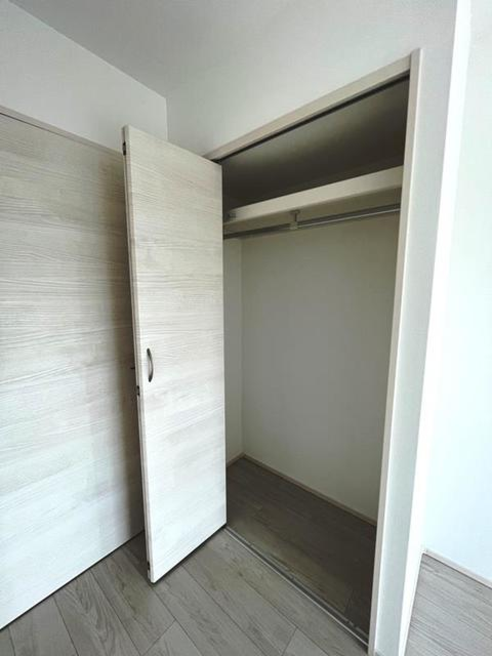 クローゼットは一つでこの容量です。※写真は同タイプ住戸です。