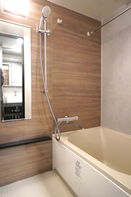 ゆったり浸かれそうなお風呂。※写真は同タイプ住戸です。