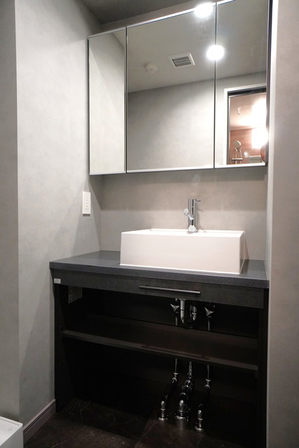 大きな鏡に黒い台で、毎日の身支度も気分が上がりそう。※写真は同タイプ住戸です。