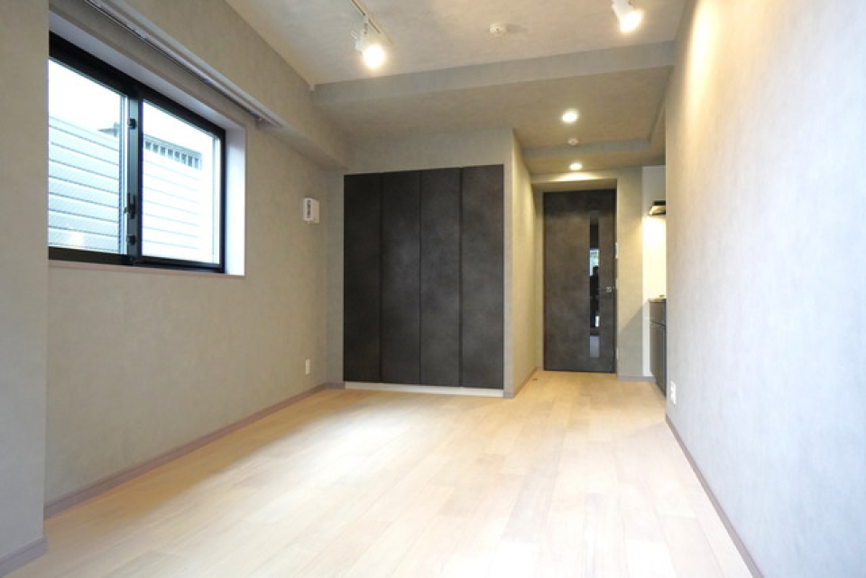 クローゼットや扉のブラックが締め色に。※写真は同タイプ住戸です。